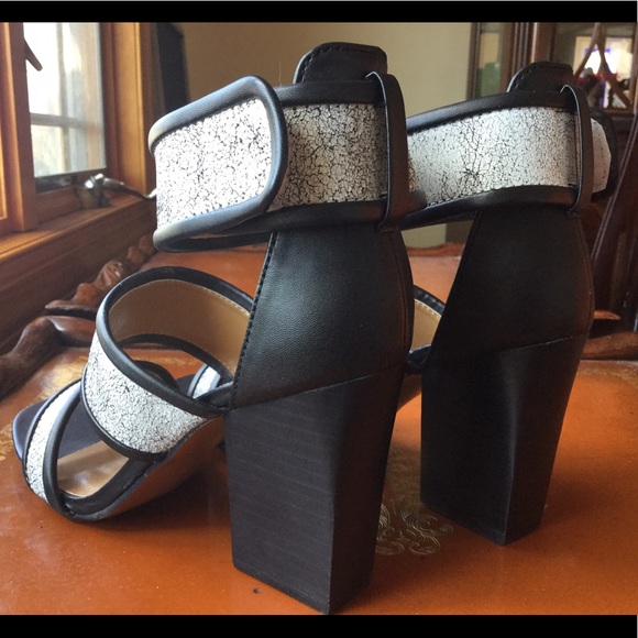Report Signature Black/White LEATHER Strappy Sandals Heels 7M - Picture 14 of 15